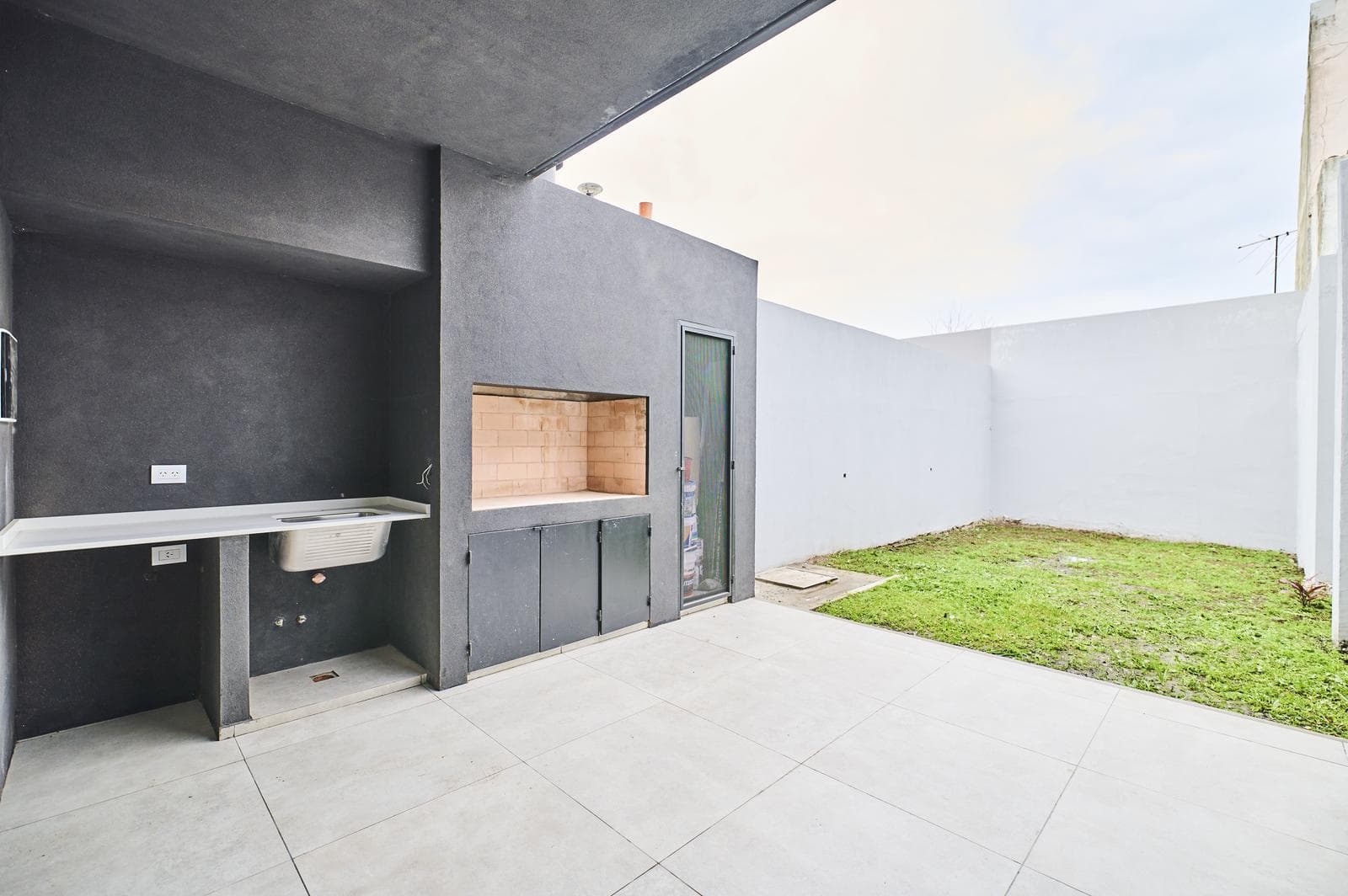 Brand-new 4-room duplex for sale with a garden, barbecue, and garage in Olivos, with financing available