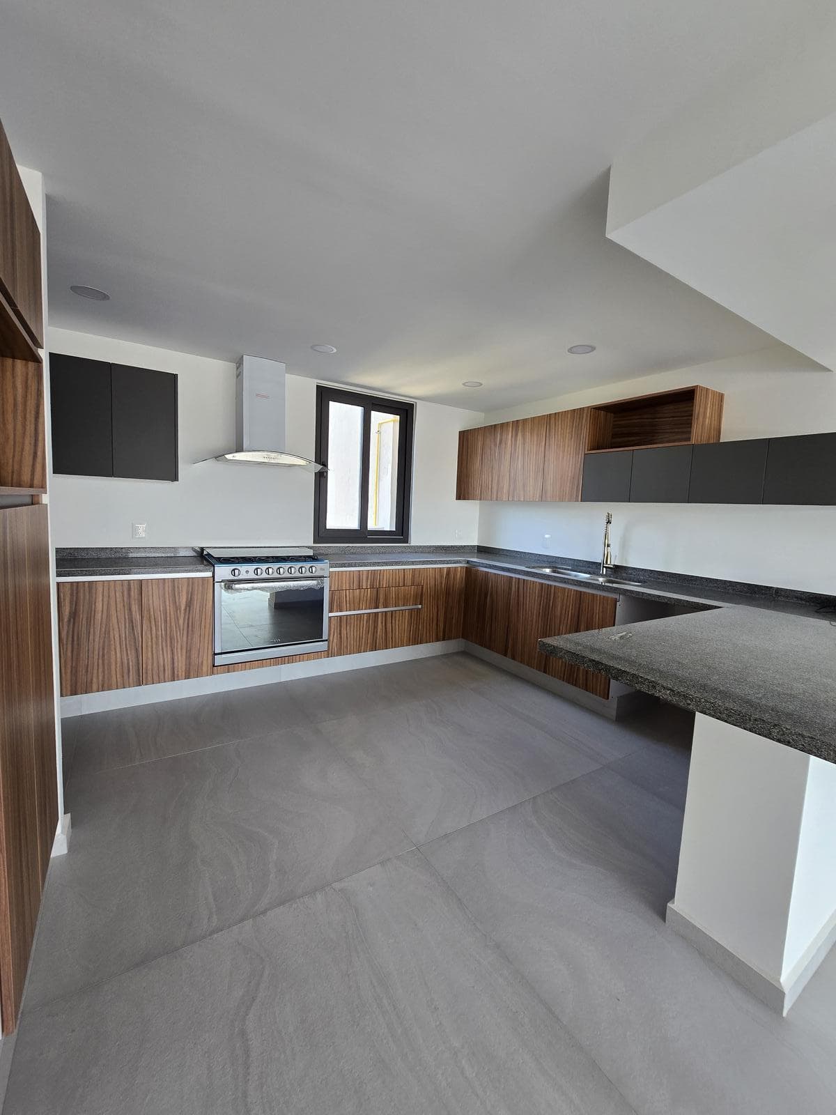 APARTMENT WITH SPECTACULAR VIEWS AND A LARGE TERRACE