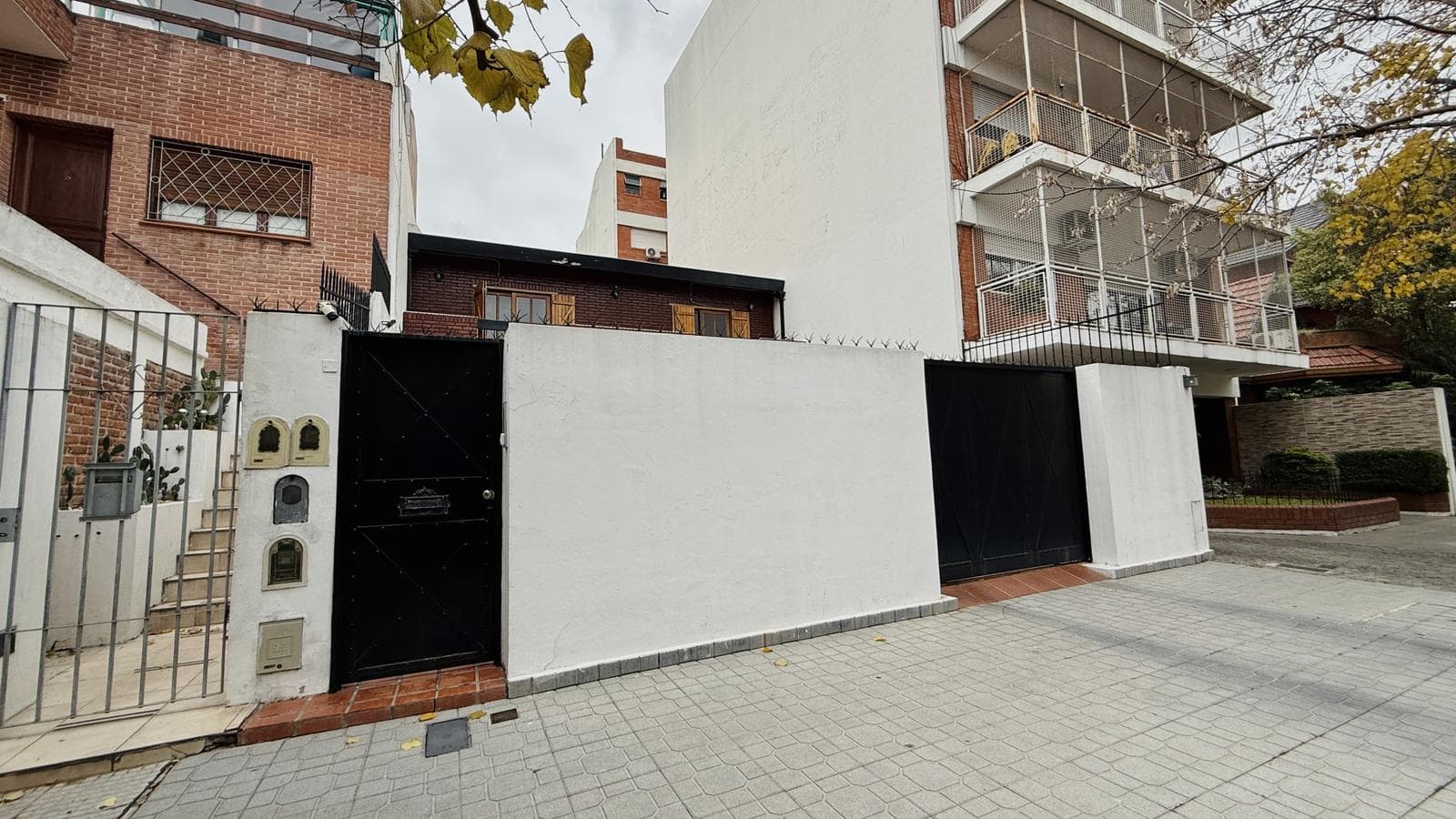 HOUSE FOR SALE WITH TWO UNITS ON ITS OWN LOT, LARGE GARDEN, QUALIFIES FOR A LOAN IN DEVOTO