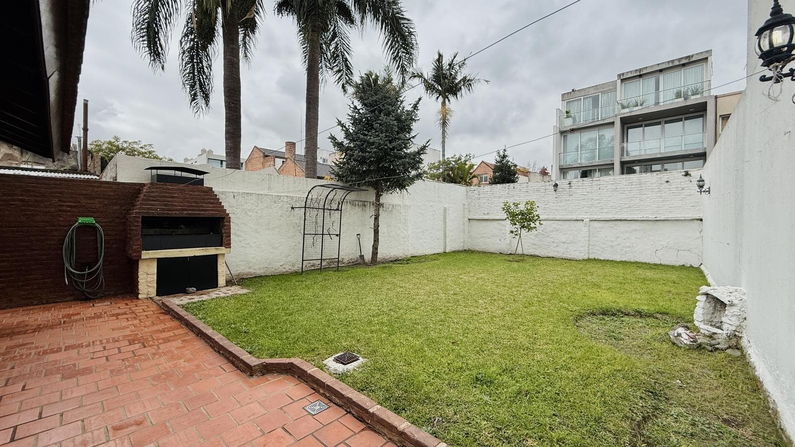 HOUSE FOR SALE WITH TWO UNITS ON ITS OWN LOT, LARGE GARDEN, QUALIFIES FOR A LOAN IN DEVOTO