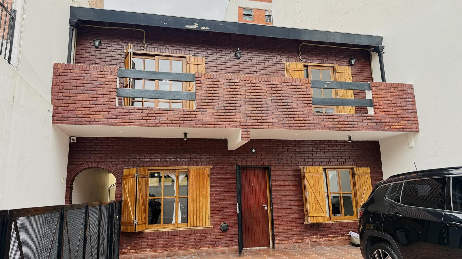 HOUSE FOR SALE WITH TWO UNITS ON ITS OWN LOT, LARGE GARDEN, QUALIFIES FOR A LOAN IN DEVOTO