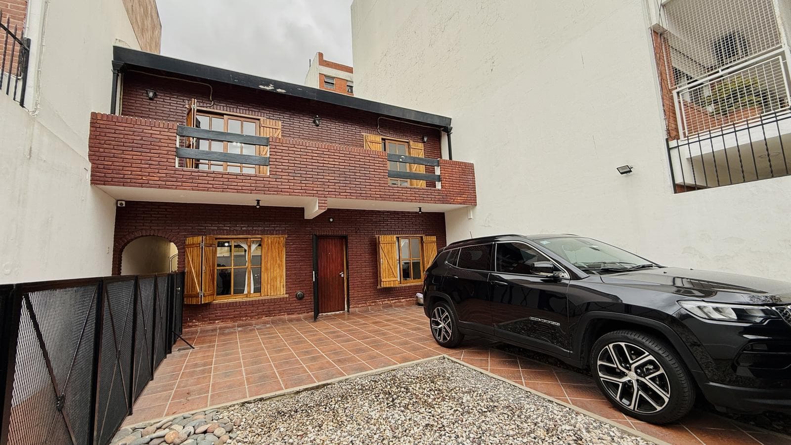 HOUSE FOR SALE WITH TWO UNITS ON ITS OWN LOT, LARGE GARDEN, QUALIFIES FOR A LOAN IN DEVOTO