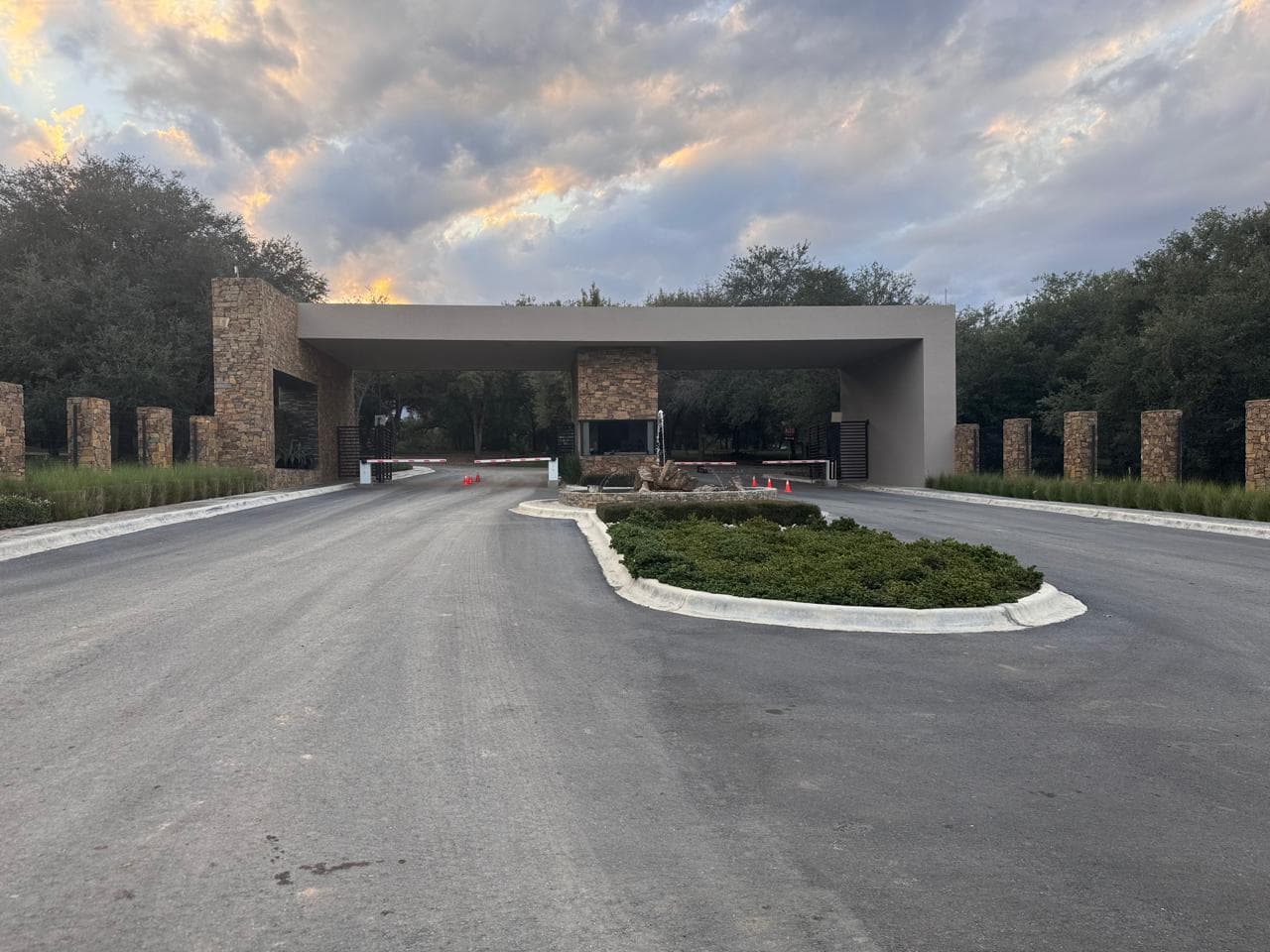 FOR SALE: 1,918 M2 Residential Country Lot in VISTAENCINOS, Montemorelos. SECURITY GUARDHOUSE