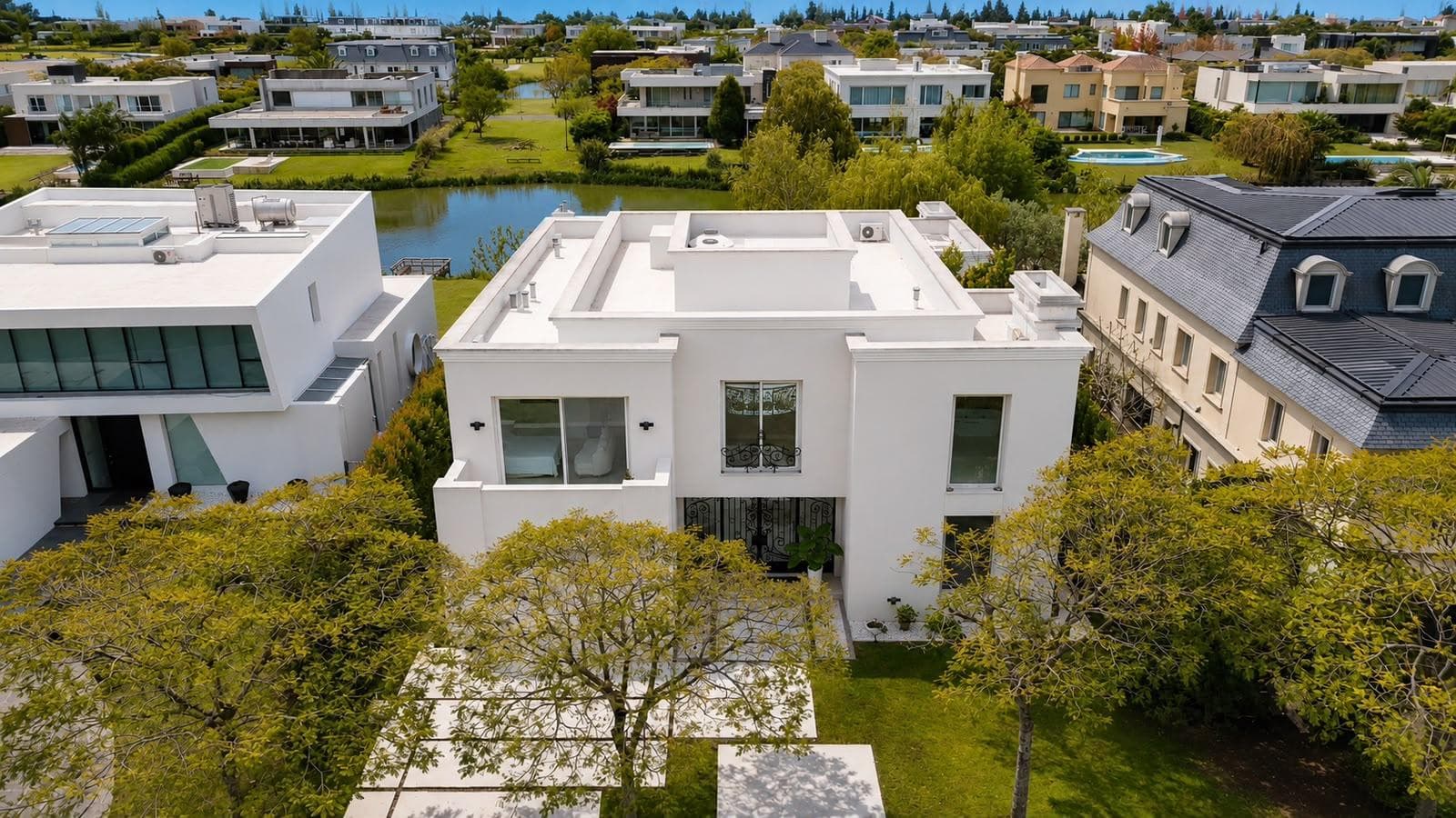 House in the El Golf neighborhood, near the Nordelta lagoon