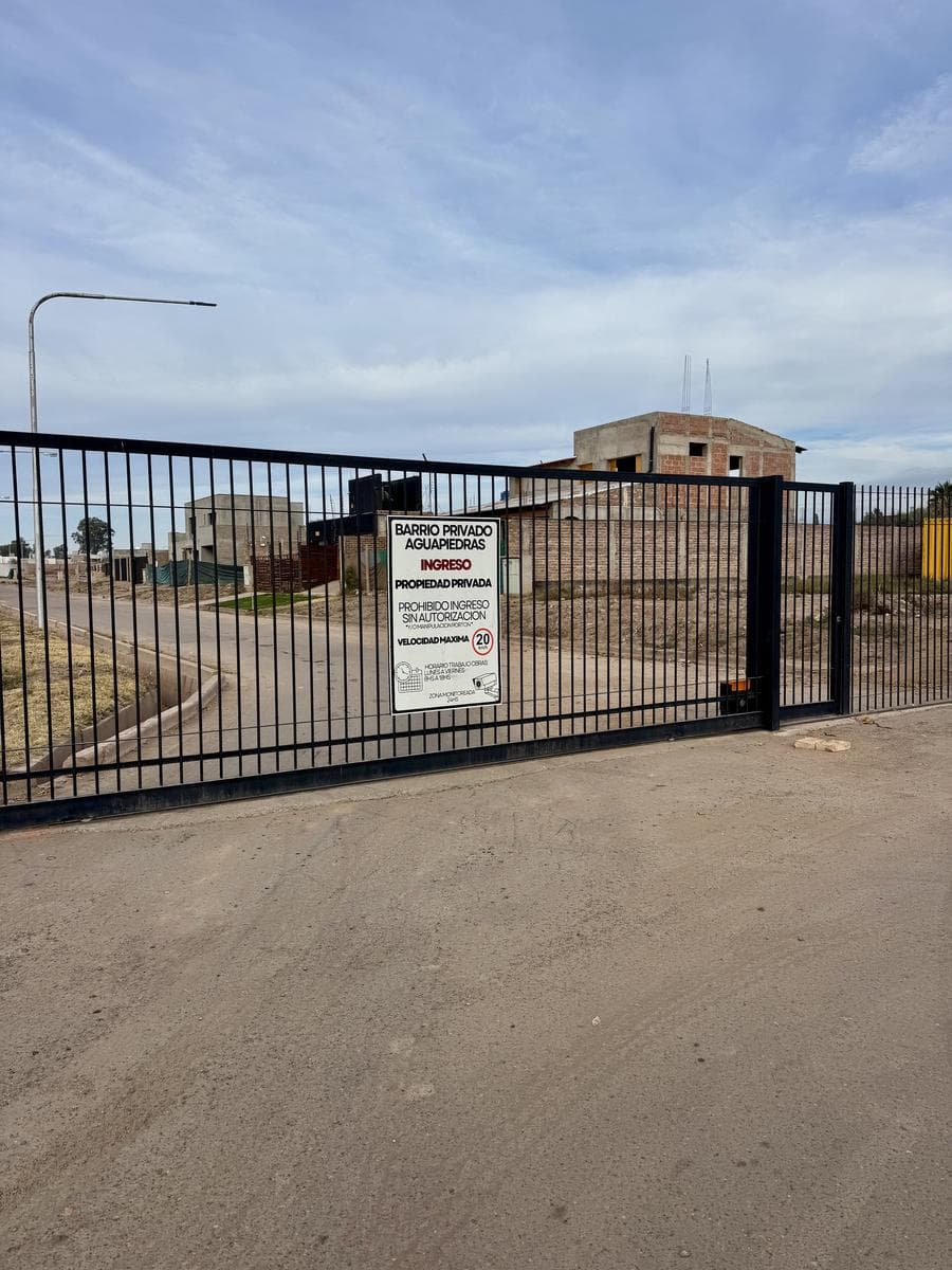 300 m2 lot in the Aguapiedras gated community in Luján de Cuyo.