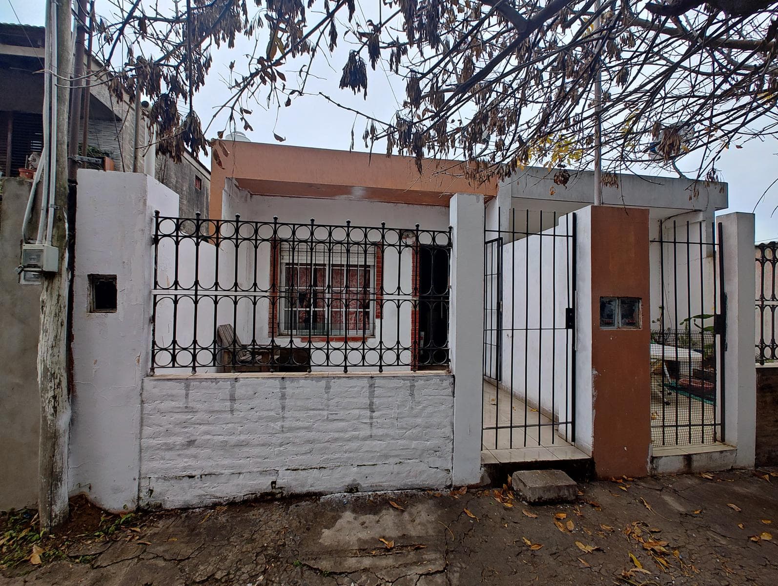 House and Two Apartments for Sale in G. Catan