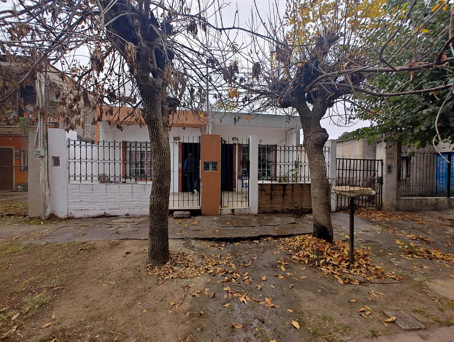 House and Two Apartments for Sale in G. Catan