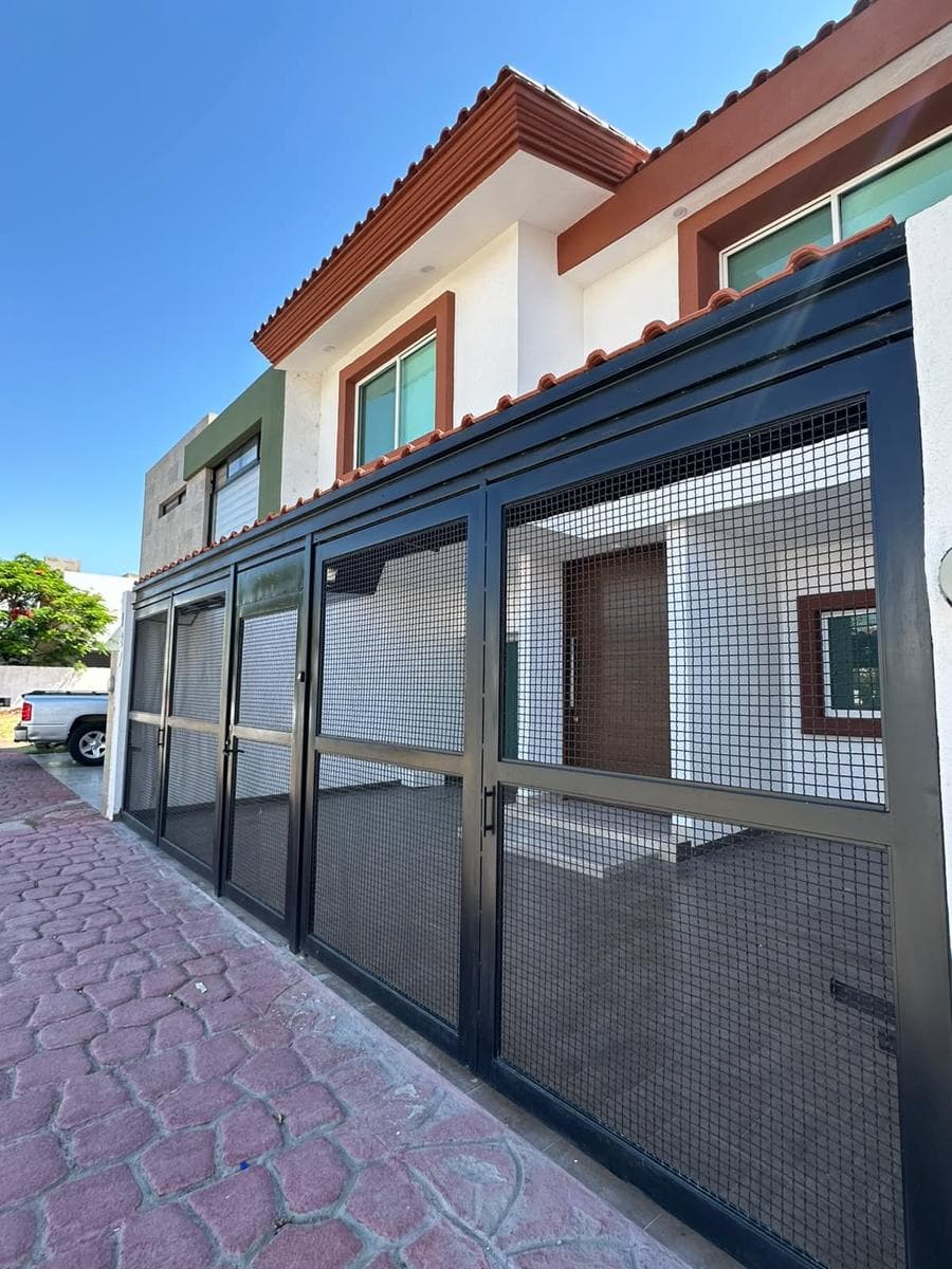 Casa Amueblada con 4 Recámaras en Jardines de Santa Fe