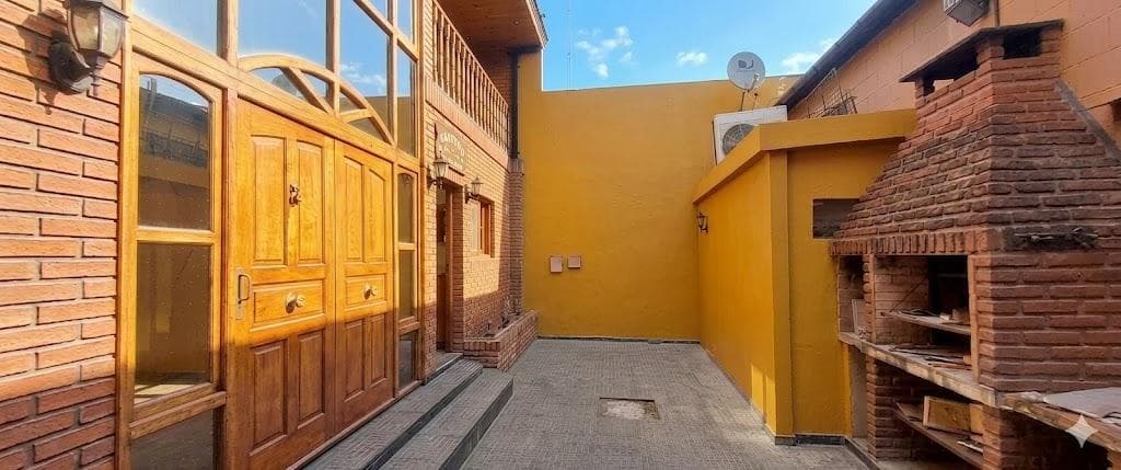 House with 5 bedrooms, commercial space, and garage for sale