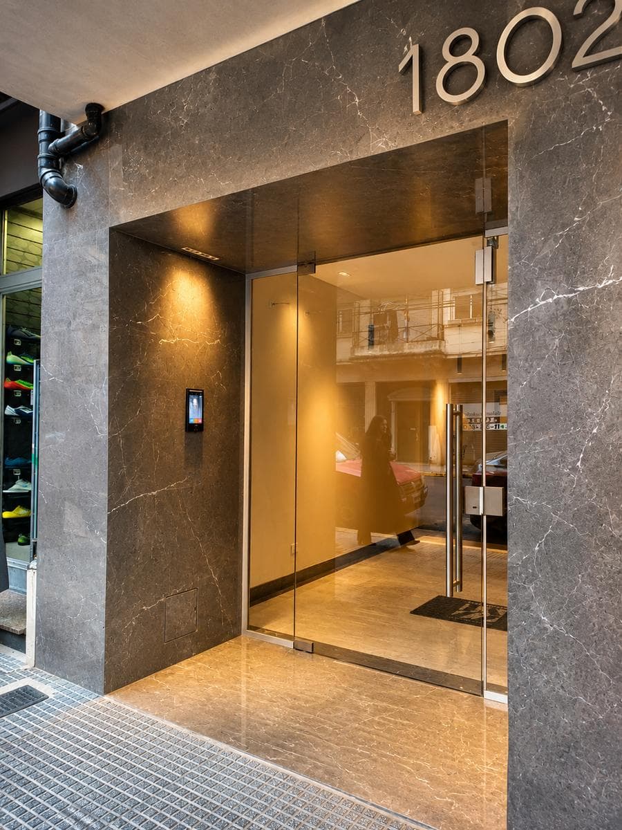 Apartment in Palermo—1.1/2-room—Brand-new—Street-facing—Balcony—Amenities