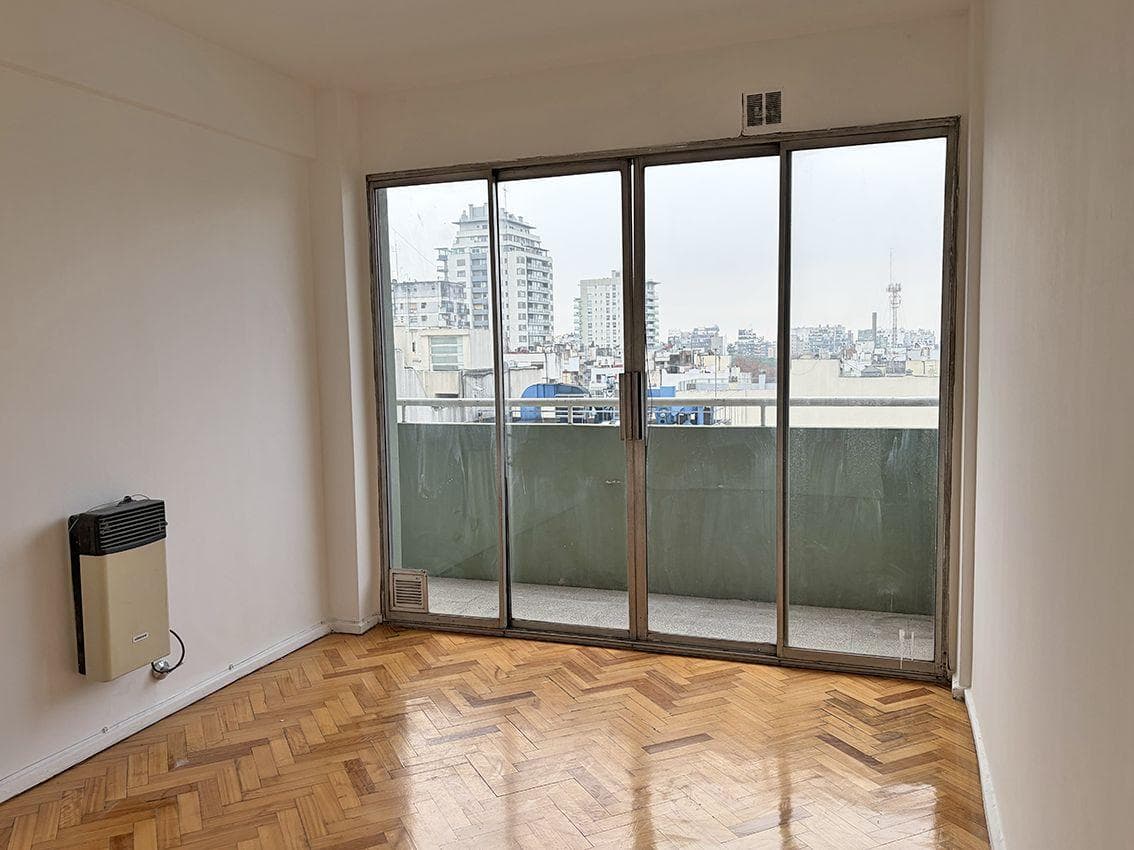 4-ROOM APARTMENT FOR SALE—FACING THE STREET, UPPER FLOOR, BALCONY, STORAGE ROOM, OPTIONAL PARKING SPACE—RECOLETA