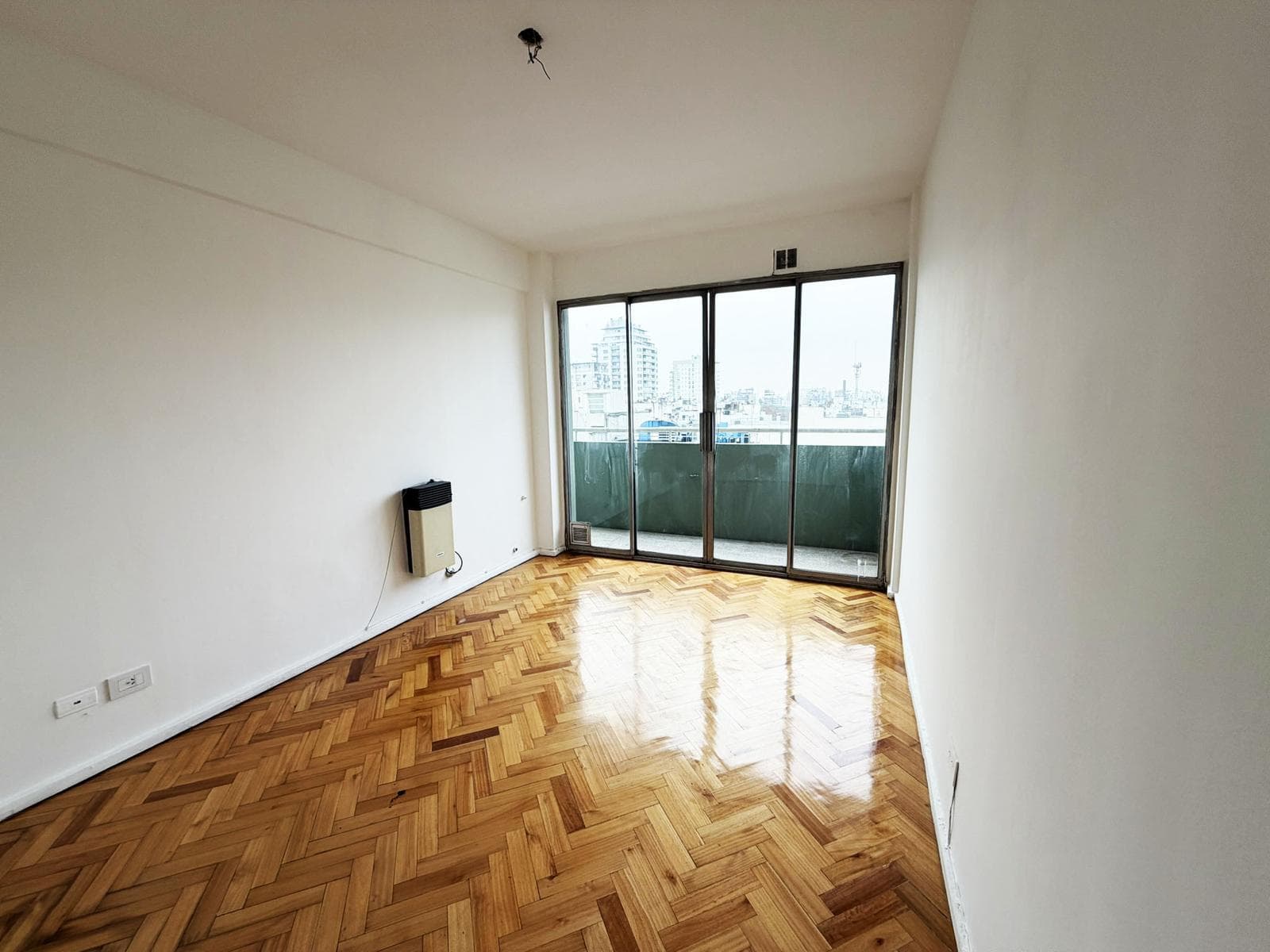 4-ROOM APARTMENT FOR SALE—FACING THE STREET, UPPER FLOOR, BALCONY, STORAGE ROOM, OPTIONAL PARKING SPACE—RECOLETA