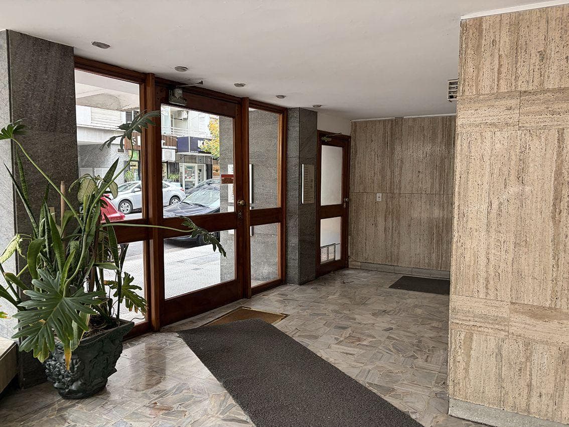 4-ROOM APARTMENT FOR SALE—FACING THE STREET, UPPER FLOOR, BALCONY, STORAGE ROOM, OPTIONAL PARKING SPACE—RECOLETA
