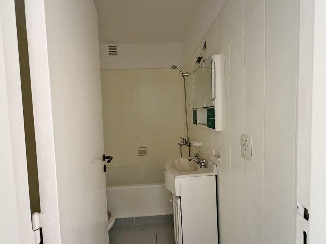 4-ROOM APARTMENT FOR SALE—FACING THE STREET, UPPER FLOOR, BALCONY, STORAGE ROOM, OPTIONAL PARKING SPACE—RECOLETA