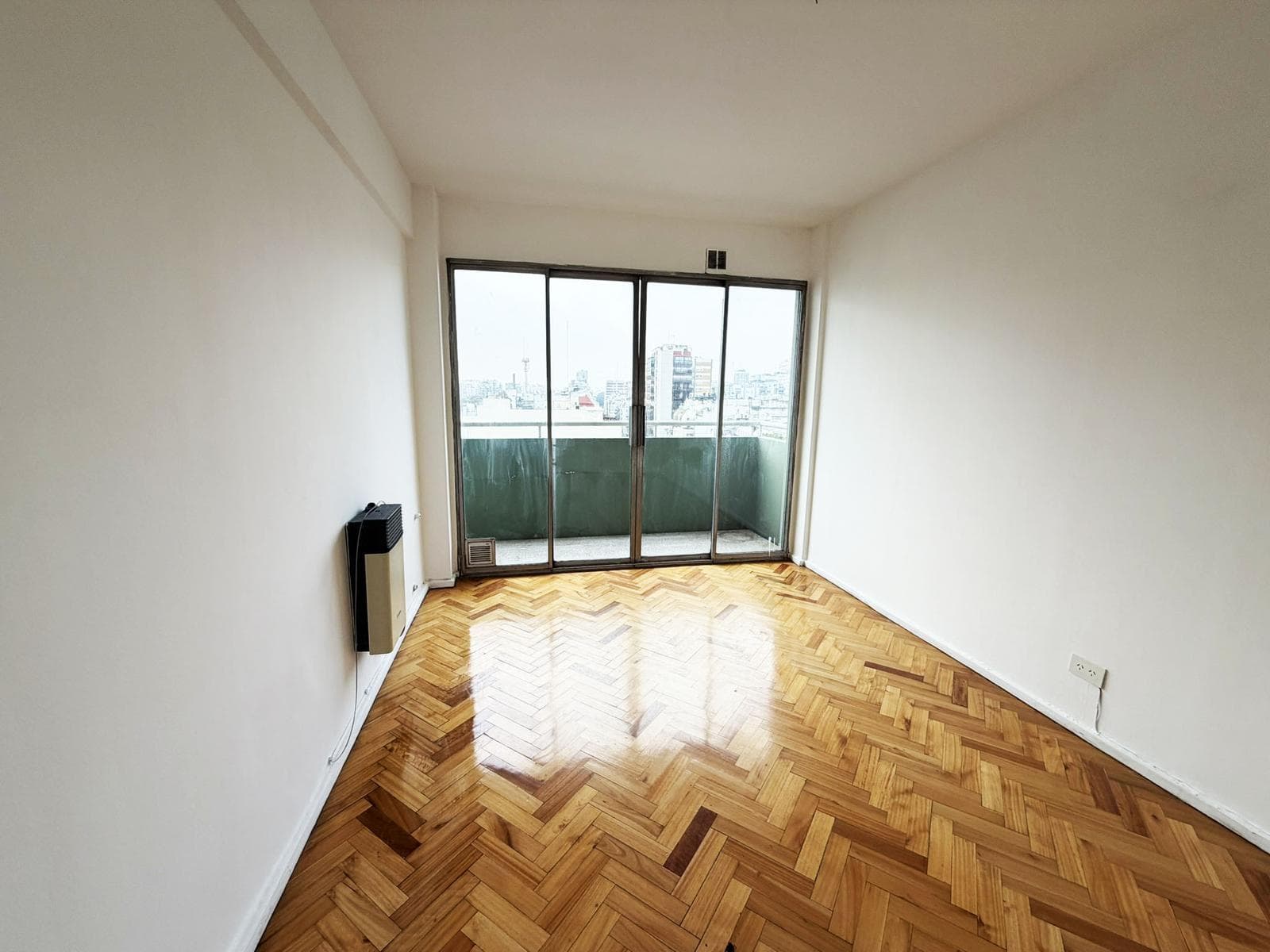 4-ROOM APARTMENT FOR SALE—FACING THE STREET, UPPER FLOOR, BALCONY, STORAGE ROOM, OPTIONAL PARKING SPACE—RECOLETA