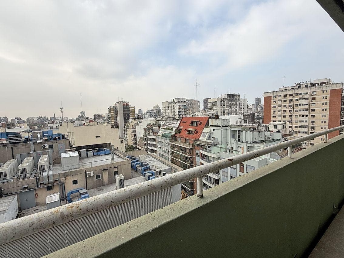 4-ROOM APARTMENT FOR SALE—FACING THE STREET, UPPER FLOOR, BALCONY, STORAGE ROOM, OPTIONAL PARKING SPACE—RECOLETA