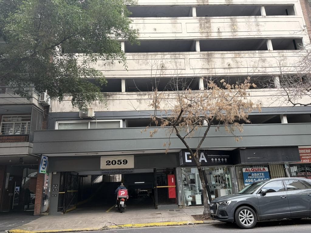 4-ROOM APARTMENT FOR SALE—FACING THE STREET, UPPER FLOOR, BALCONY, STORAGE ROOM, OPTIONAL PARKING SPACE—RECOLETA