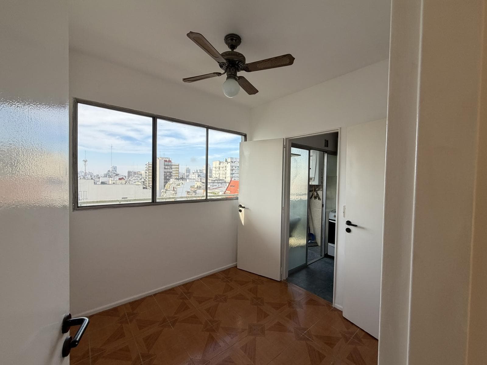 4-ROOM APARTMENT FOR SALE—FACING THE STREET, UPPER FLOOR, BALCONY, STORAGE ROOM, OPTIONAL PARKING SPACE—RECOLETA
