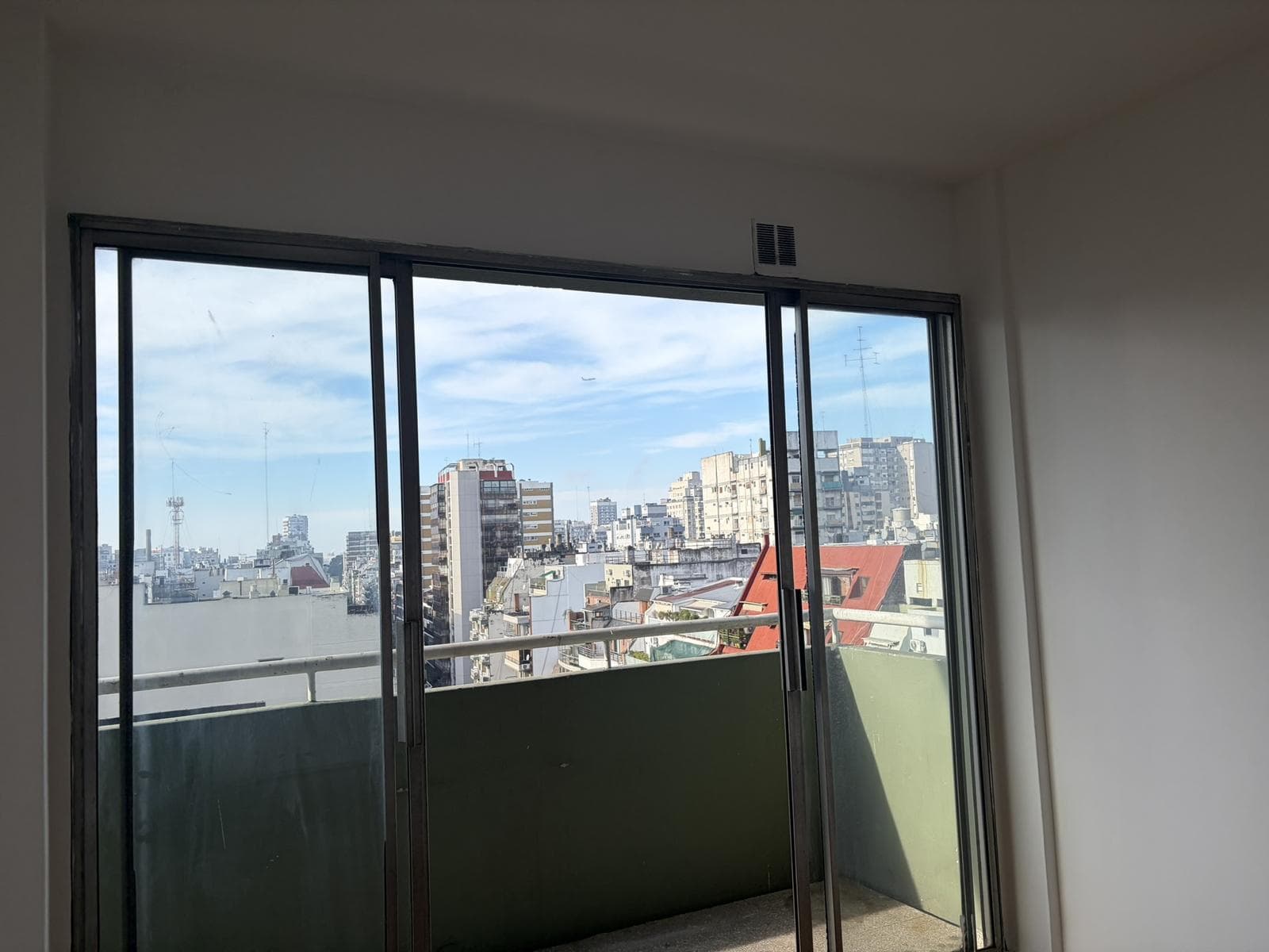 4-ROOM APARTMENT FOR SALE—FACING THE STREET, UPPER FLOOR, BALCONY, STORAGE ROOM, OPTIONAL PARKING SPACE—RECOLETA