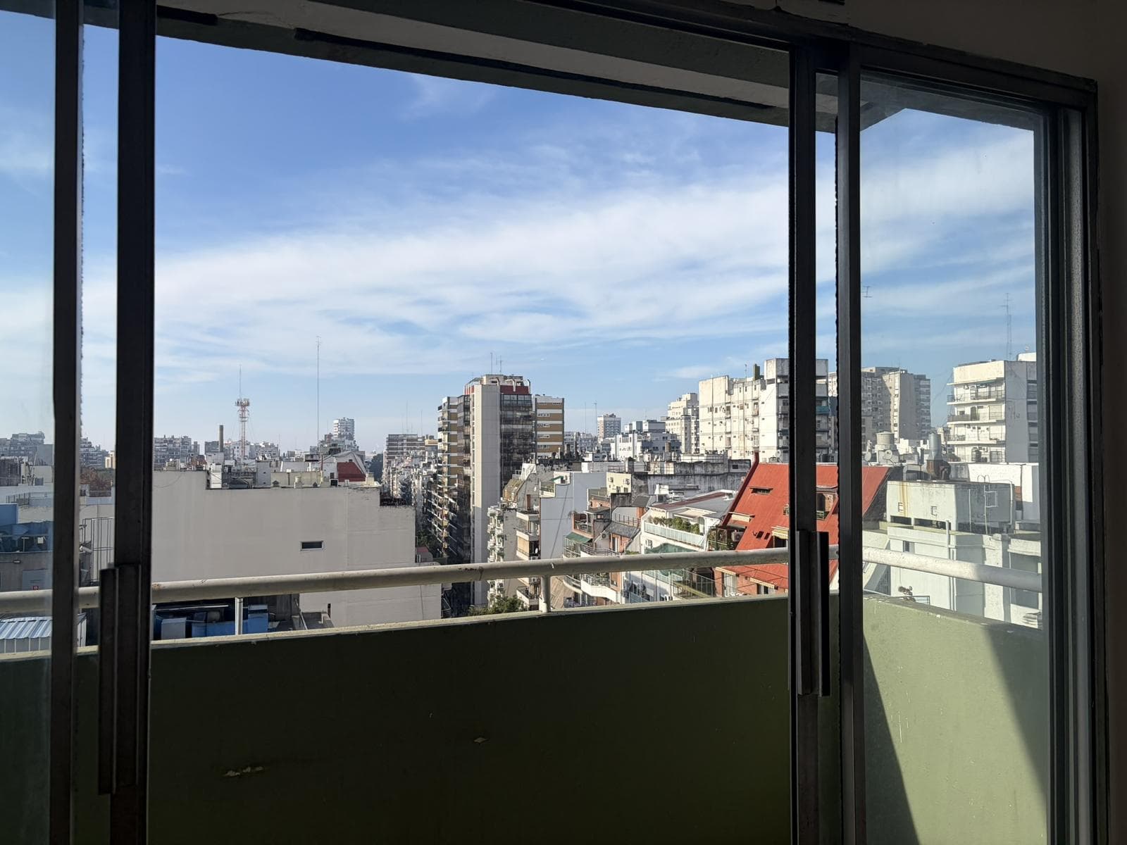 4-ROOM APARTMENT FOR SALE—FACING THE STREET, UPPER FLOOR, BALCONY, STORAGE ROOM, OPTIONAL PARKING SPACE—RECOLETA