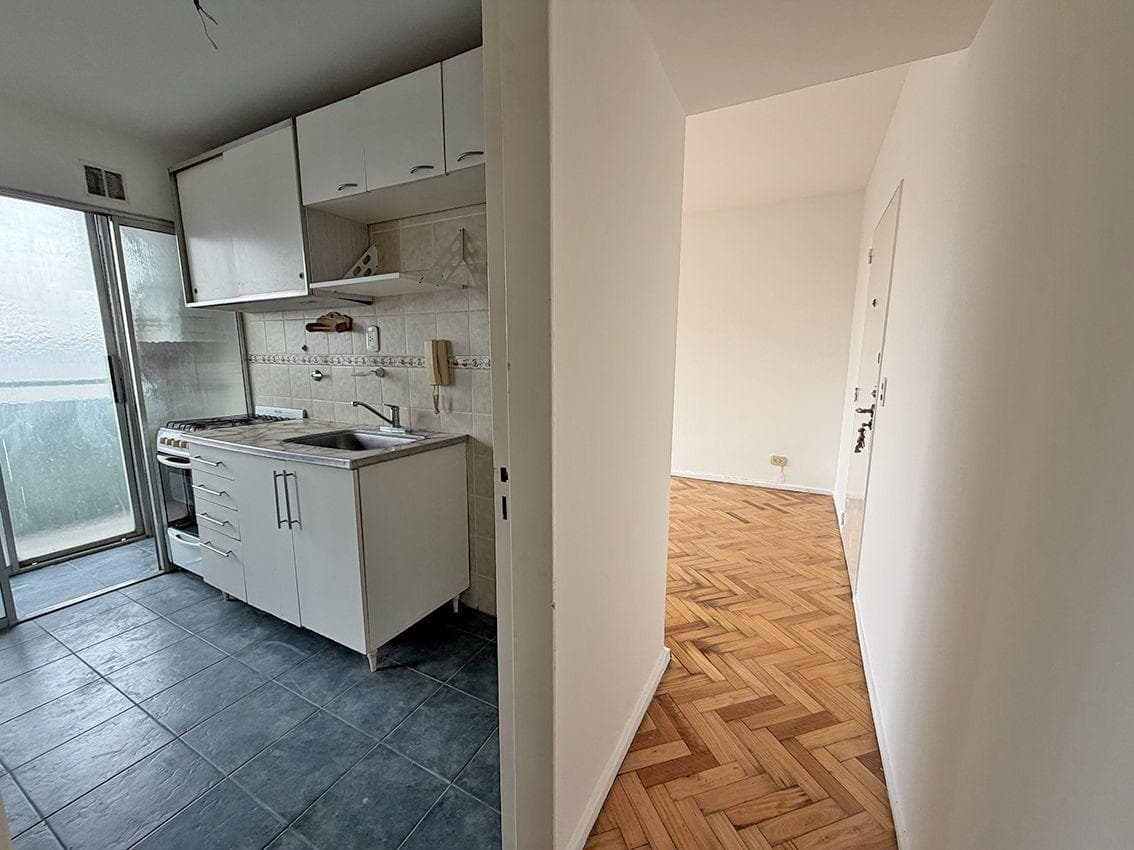 4-ROOM APARTMENT FOR SALE—FACING THE STREET, UPPER FLOOR, BALCONY, STORAGE ROOM, OPTIONAL PARKING SPACE—RECOLETA
