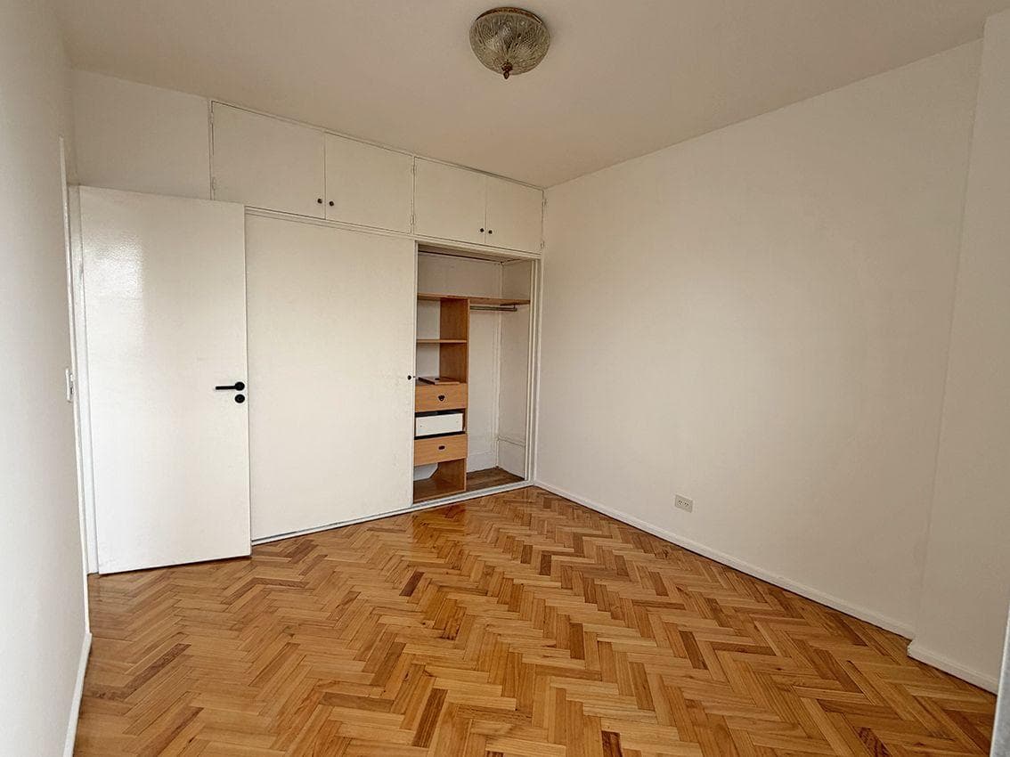 4-ROOM APARTMENT FOR SALE—FACING THE STREET, UPPER FLOOR, BALCONY, STORAGE ROOM, OPTIONAL PARKING SPACE—RECOLETA