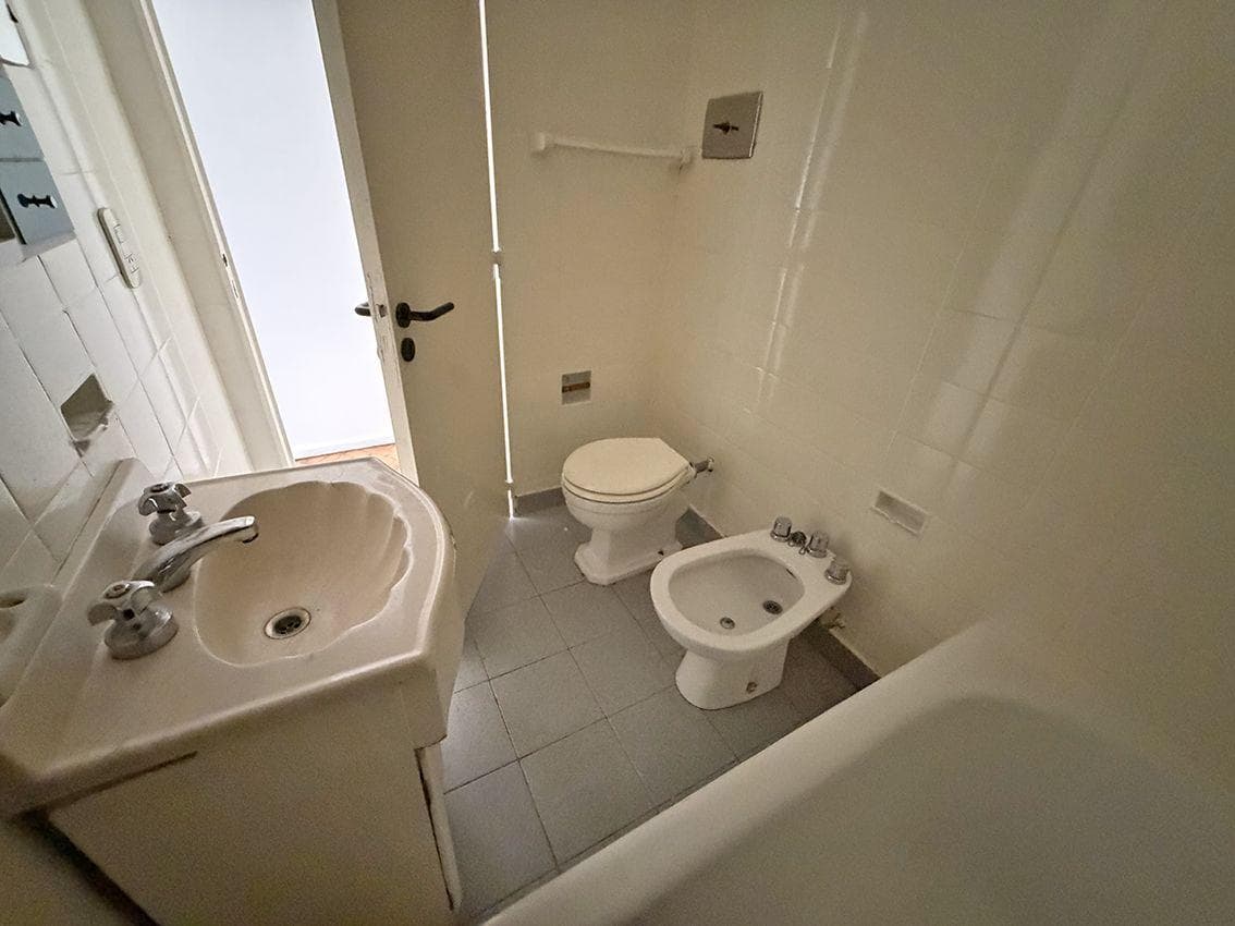 4-ROOM APARTMENT FOR SALE—FACING THE STREET, UPPER FLOOR, BALCONY, STORAGE ROOM, OPTIONAL PARKING SPACE—RECOLETA