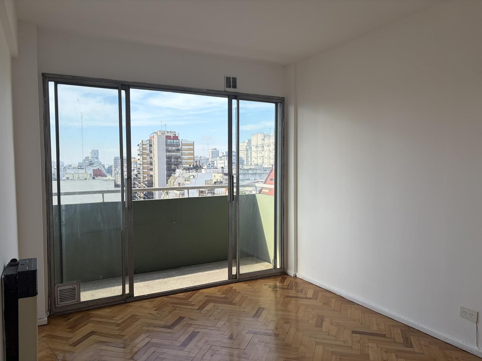 4-ROOM APARTMENT FOR SALE—FACING THE STREET, UPPER FLOOR, BALCONY, STORAGE ROOM, OPTIONAL PARKING SPACE—RECOLETA