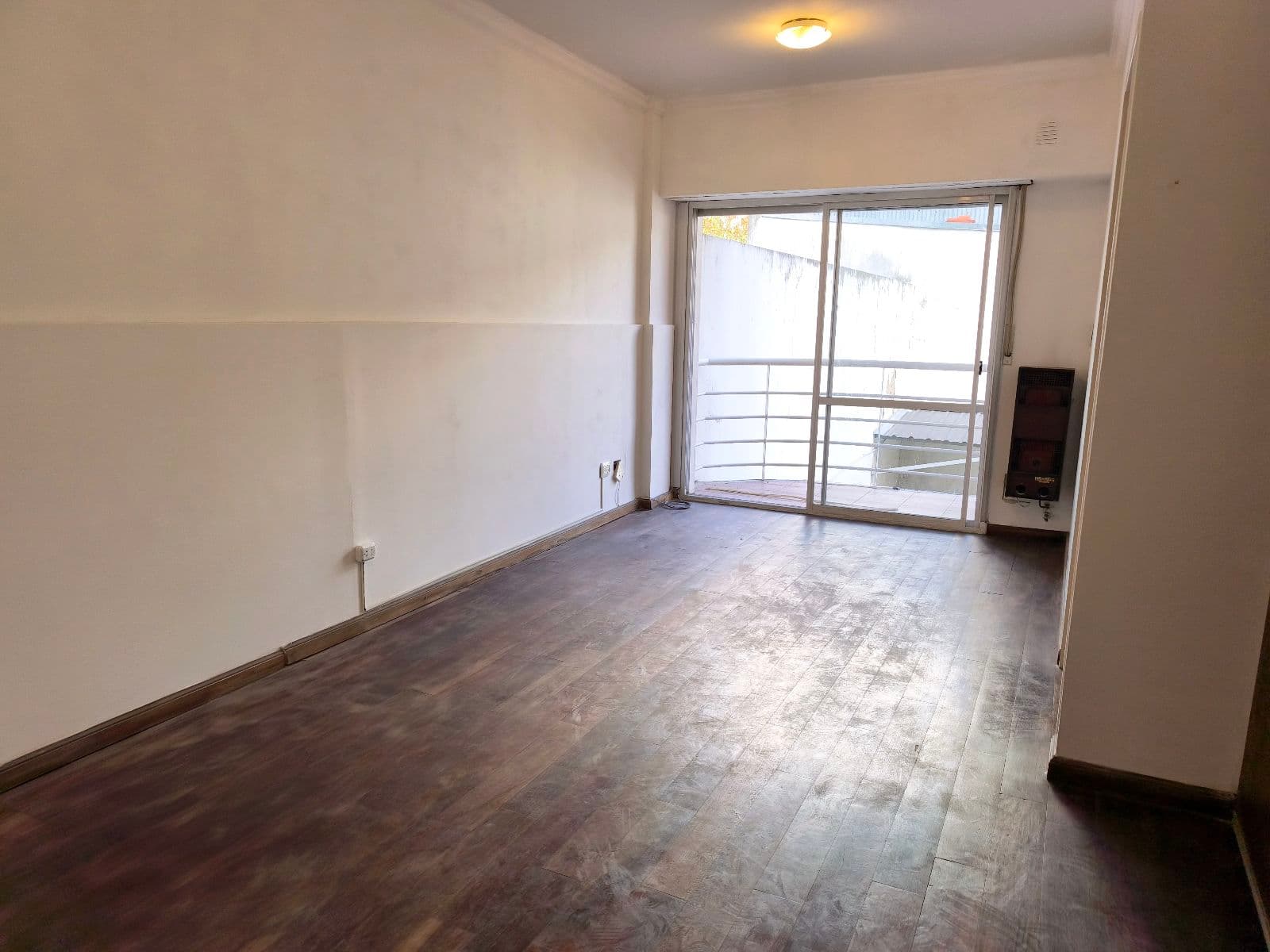 Apartment for rent in downtown San Martín: 2-room apartment with a balcony and separate kitchen