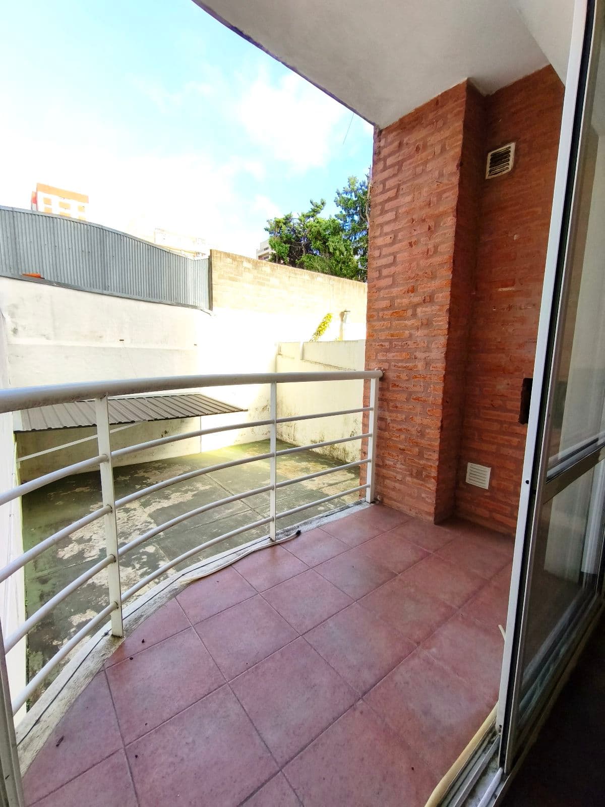 Apartment for rent in downtown San Martín: 2-room apartment with a balcony and separate kitchen