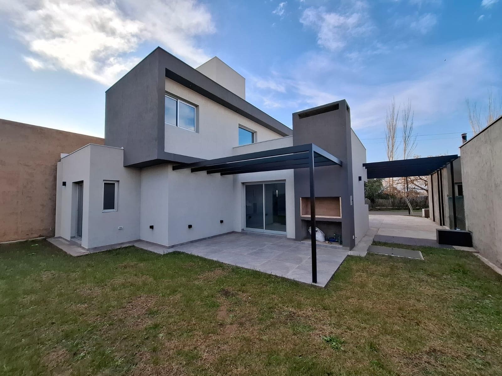 Modern 3-bedroom home in the Ciro de Vieytes gated community