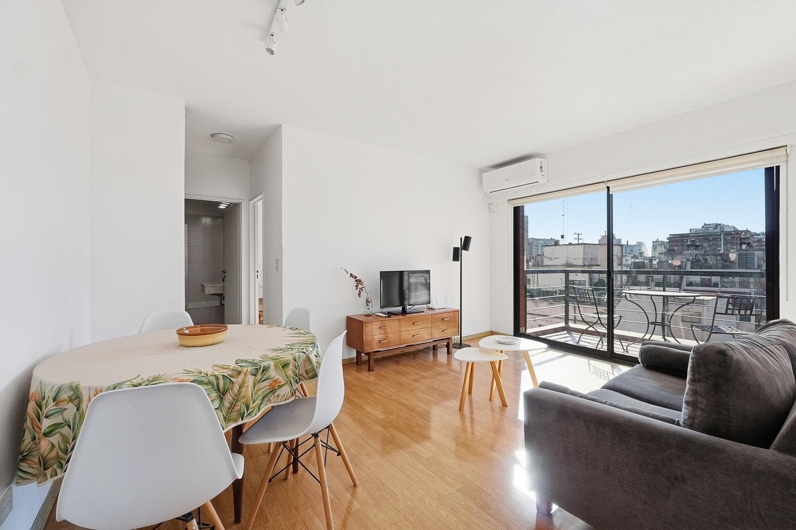 Two-room furnished apartment with a balcony and amenities available for short-term rent in Palermo Soho