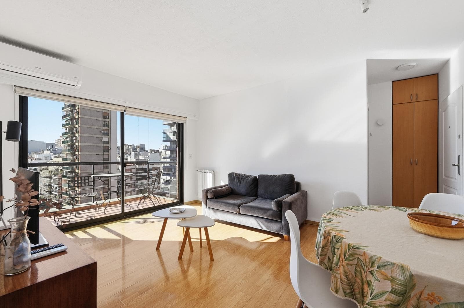 Two-room furnished apartment with a balcony and amenities available for short-term rent in Palermo Soho