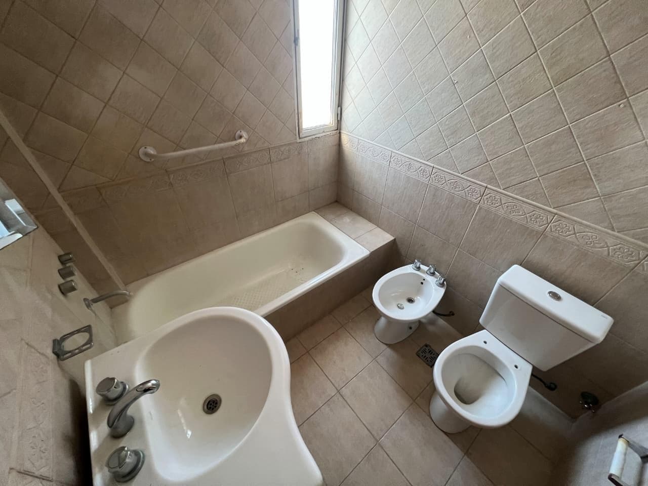 For Sale and Rent | Excellent 2-Room Apartment in the Heart of Downtown Moreno (North Side) — On the Corner of Av. Libertador and Independencia