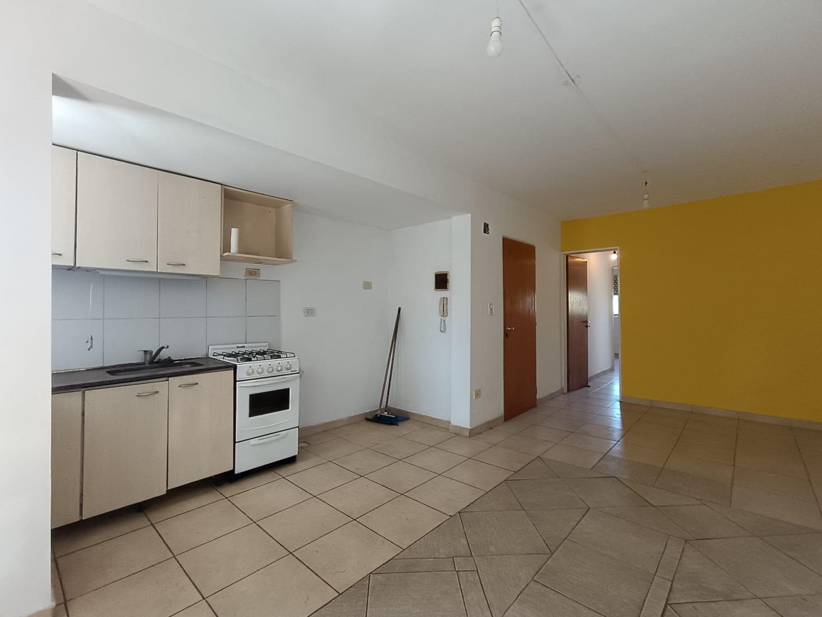 2-Bedroom Apartment with a Front-Facing Balcony - 1º de Mayo and Ocampo | Excellent Location