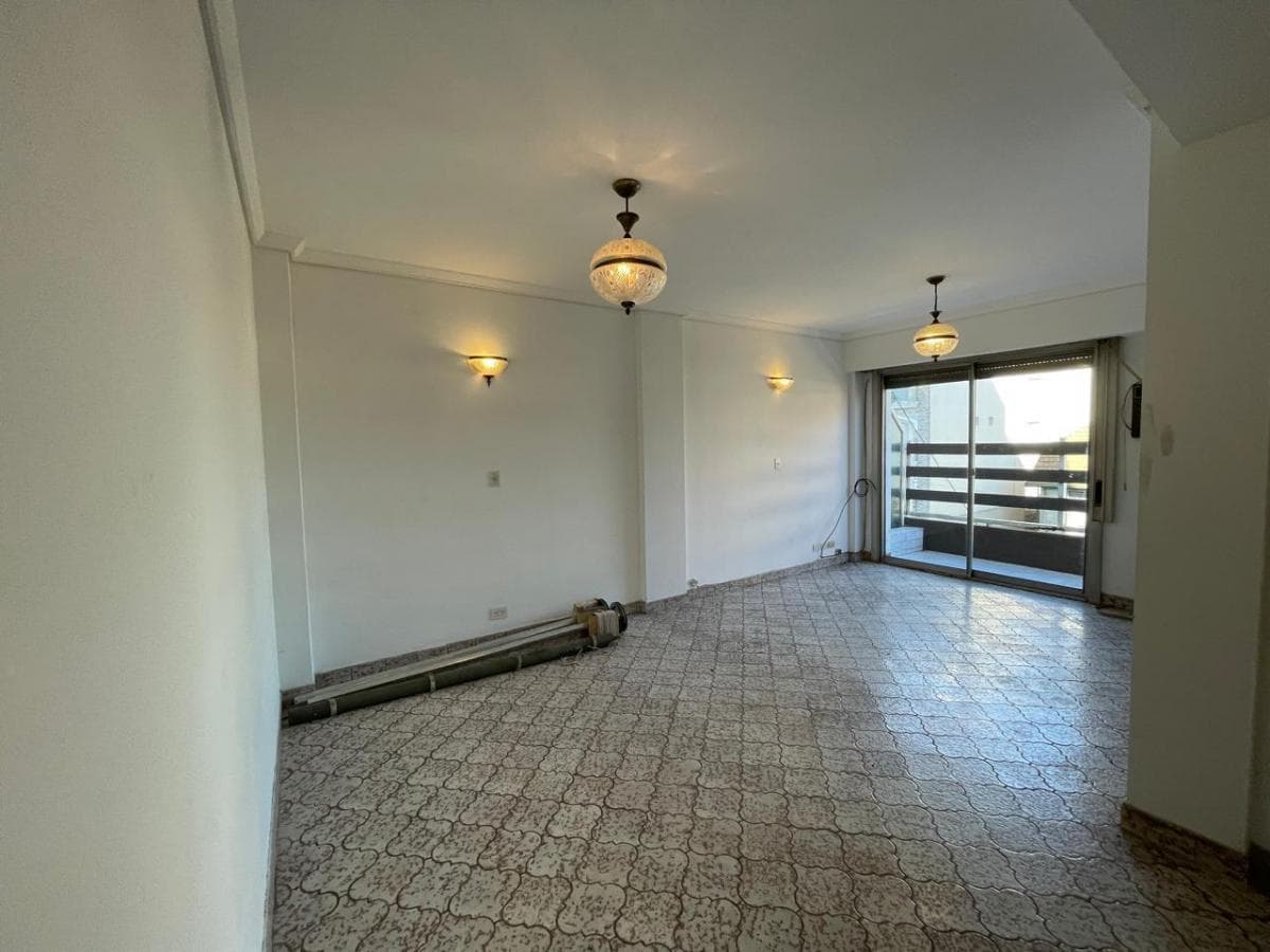 3-room apartment for rent with a garage in the heart of Adrogué.