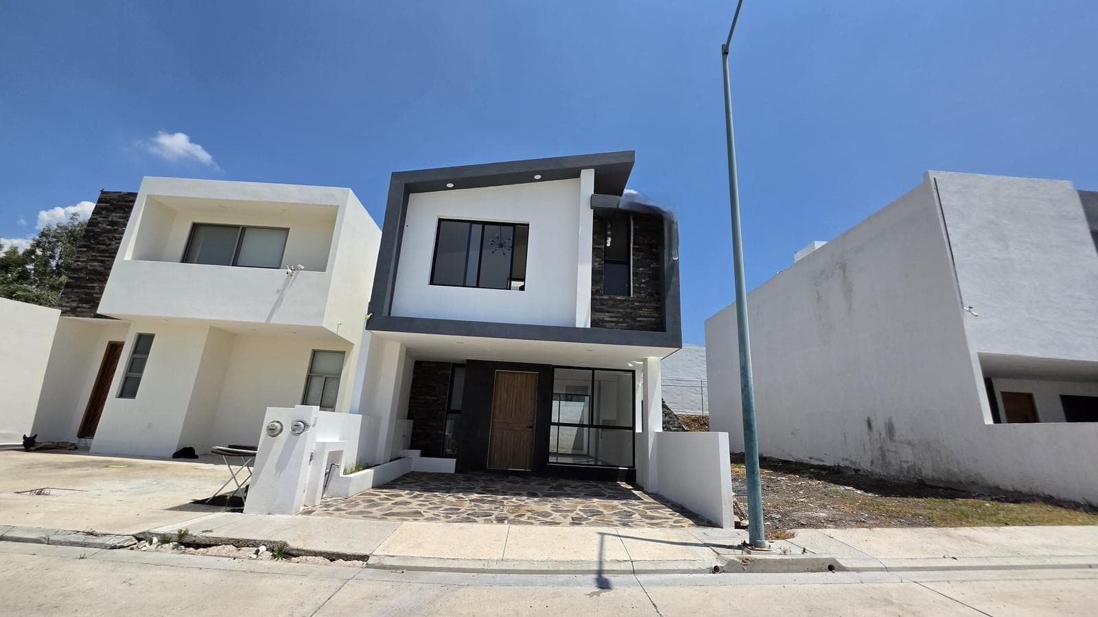 Casa en Venta Cañadas en Fraccionamiento privado con lago y canchas multideportivas