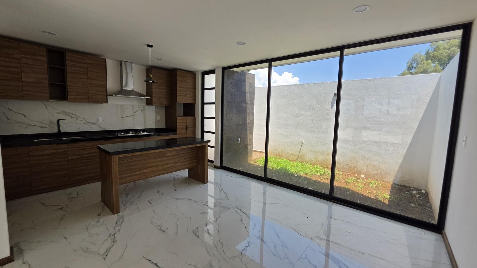 Casa en Venta Cañadas en Fraccionamiento privado con lago y canchas multideportivas