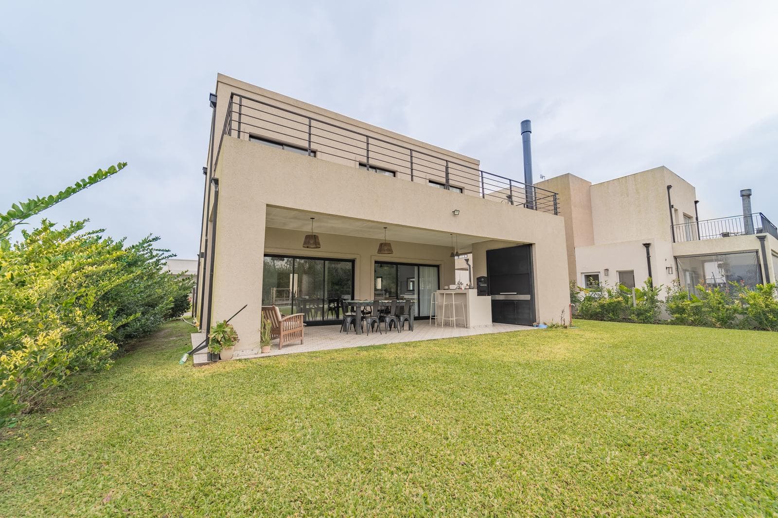 For Sale: House San Pablo 5 with a concrete parking lot and a carport.