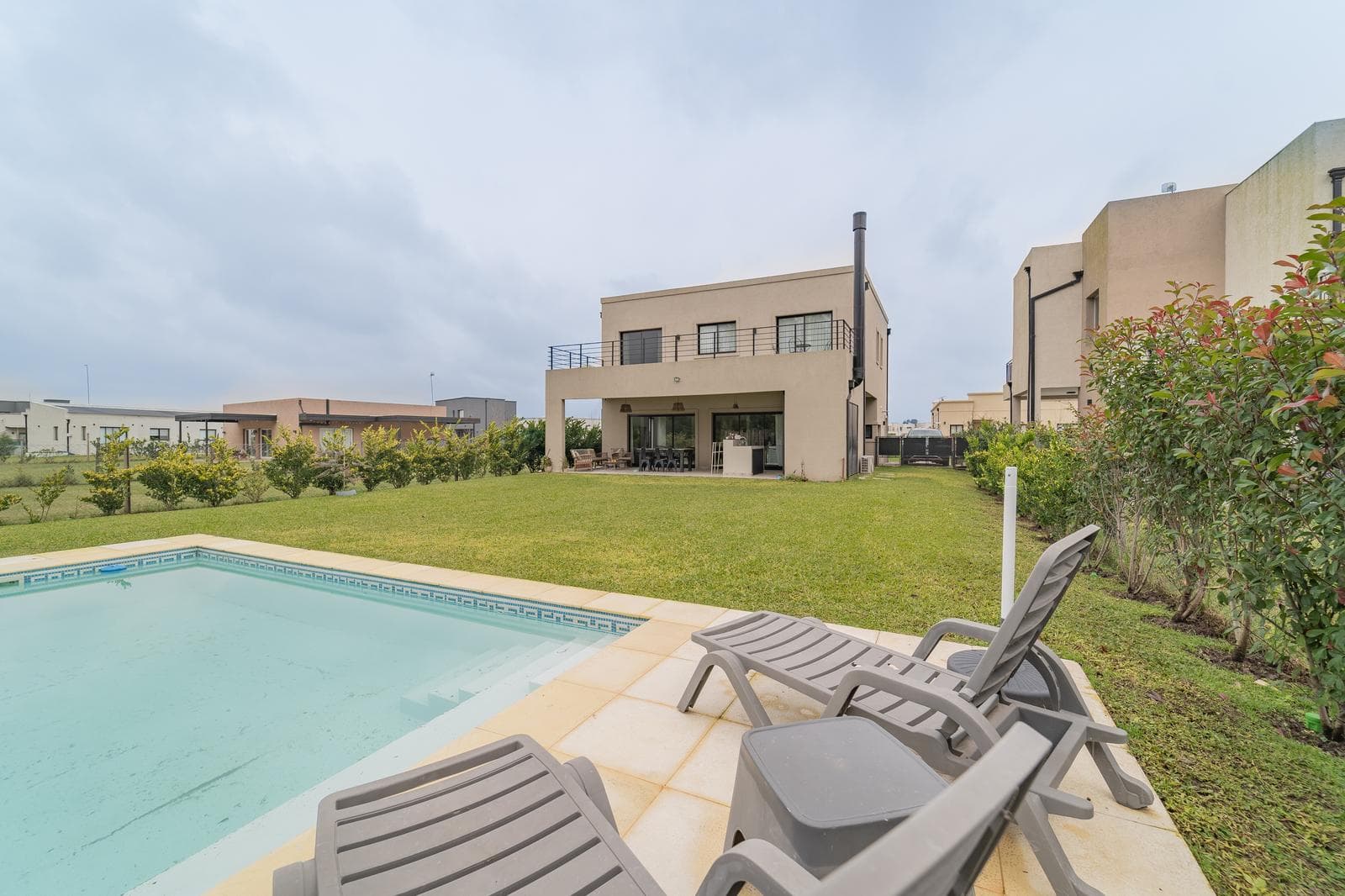 For Sale: House San Pablo 5 with a concrete parking lot and a carport.