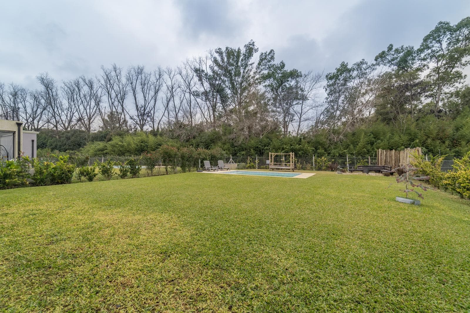 For Sale: House San Pablo 5 with a concrete parking lot and a carport.