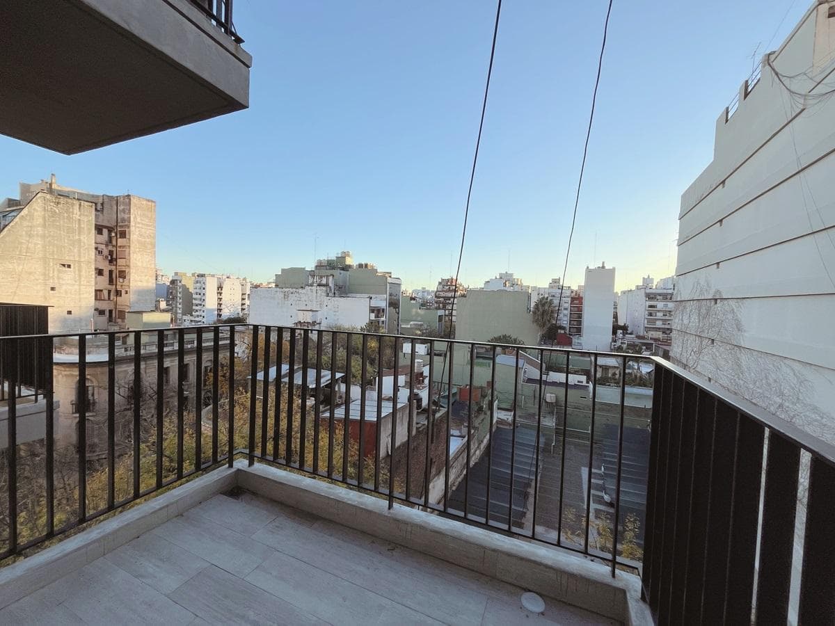 One-room apartment in Almagro with a balcony