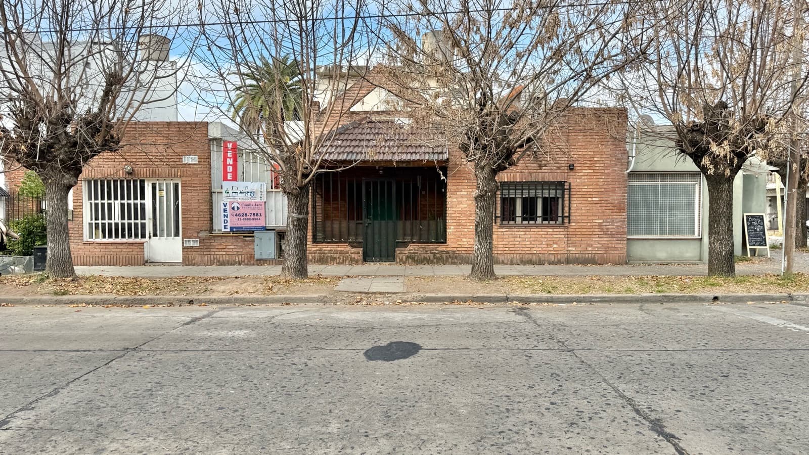 3-room house with a patio, garage, outbuilding, and 2 commercial spaces in Villa Luzuriaga