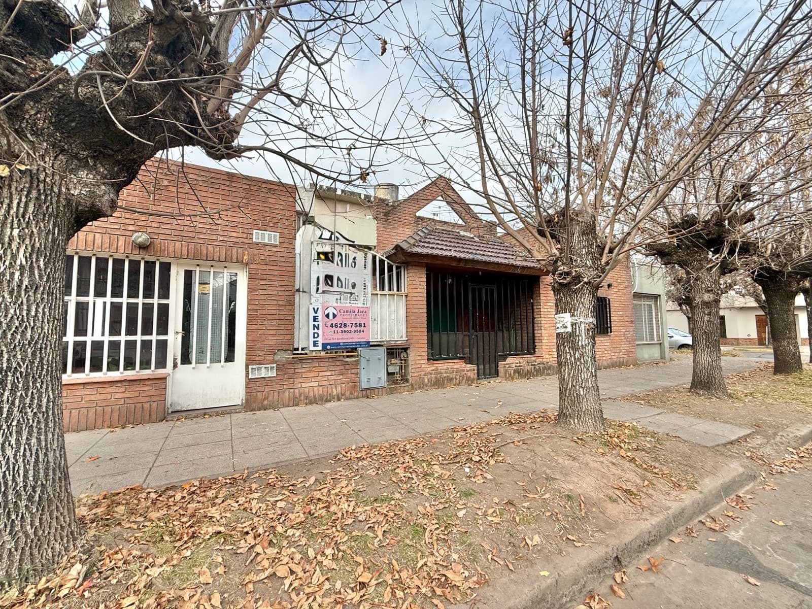 3-room house with a patio, garage, outbuilding, and 2 commercial spaces in Villa Luzuriaga