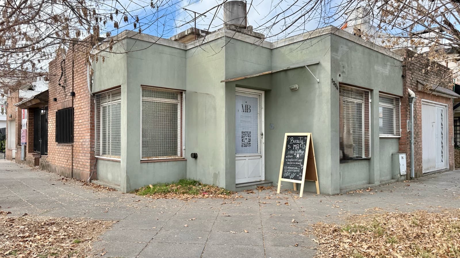 3-room house with a patio, garage, outbuilding, and 2 commercial spaces in Villa Luzuriaga