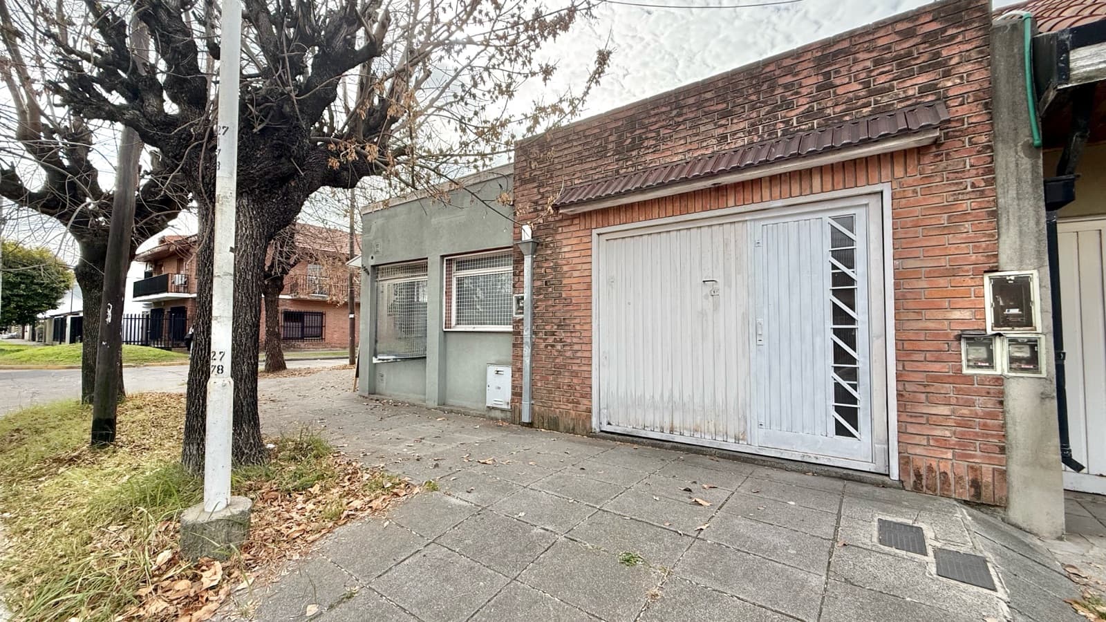 3-room house with a patio, garage, outbuilding, and 2 commercial spaces in Villa Luzuriaga