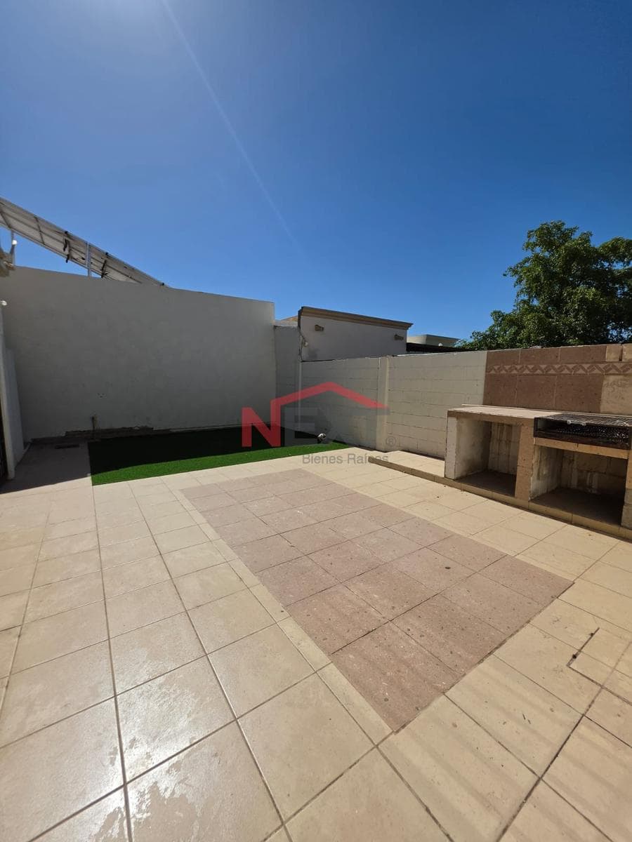 HOUSE FOR SALE IN THE CORCELES NEIGHBORHOOD