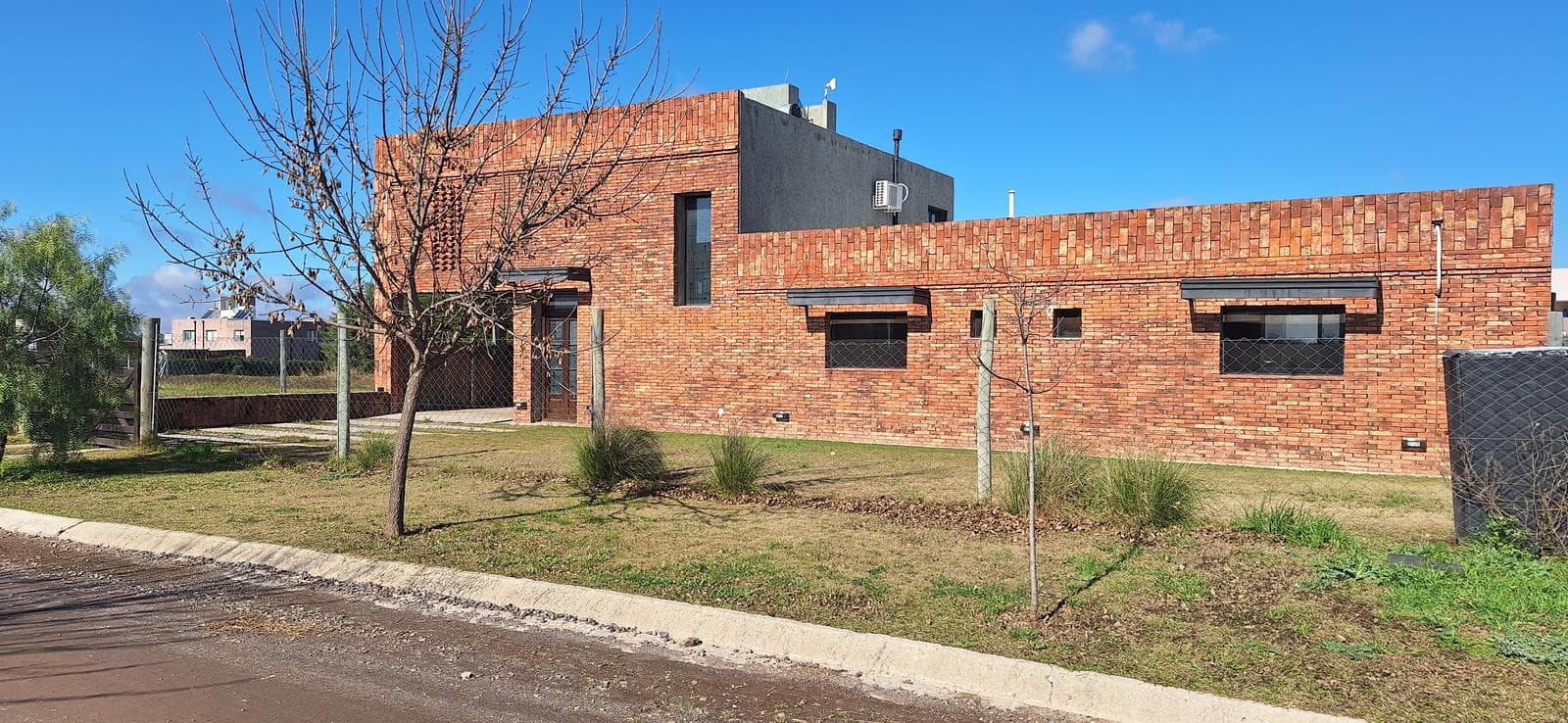 3-BEDROOM HOUSE FOR SALE WITH SWIMMING POOL, JACUZZI, AND LARGE YARD IN THE LA PAMPEANA NEIGHBORHOOD
