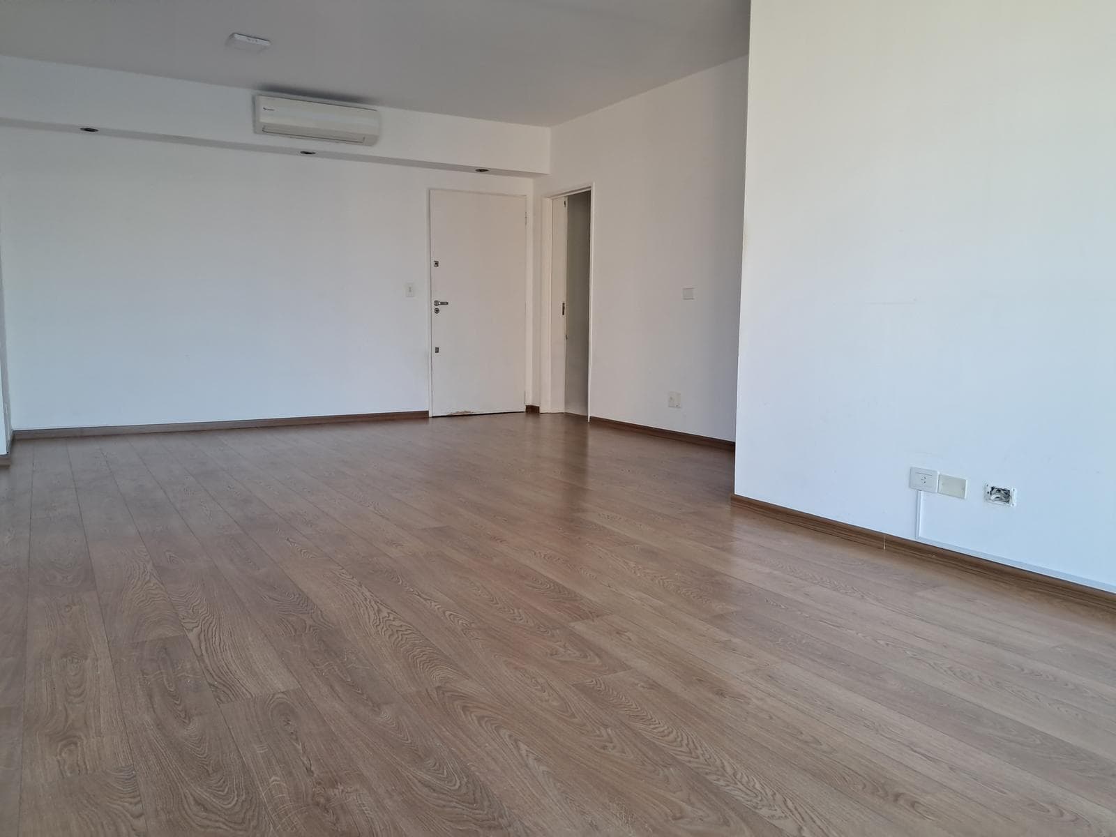 Excellent high-rise apartment with amenities