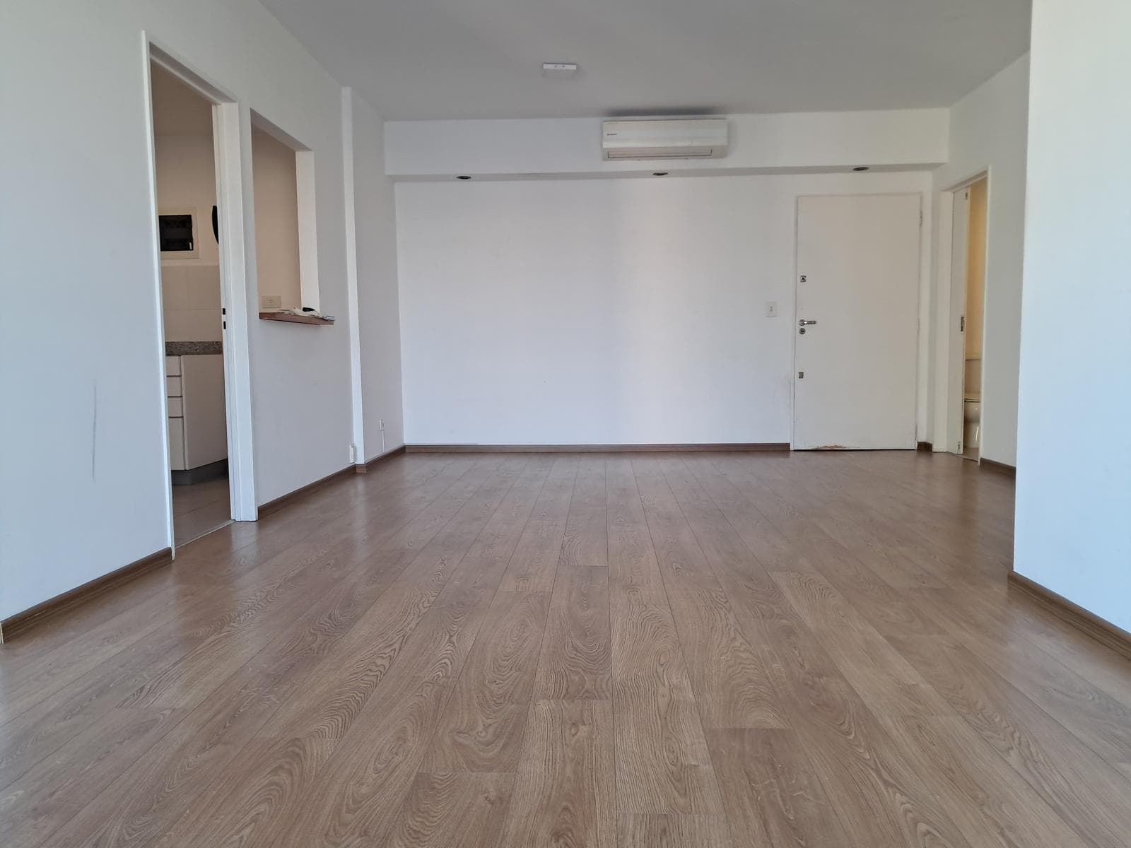 Excellent high-rise apartment with amenities